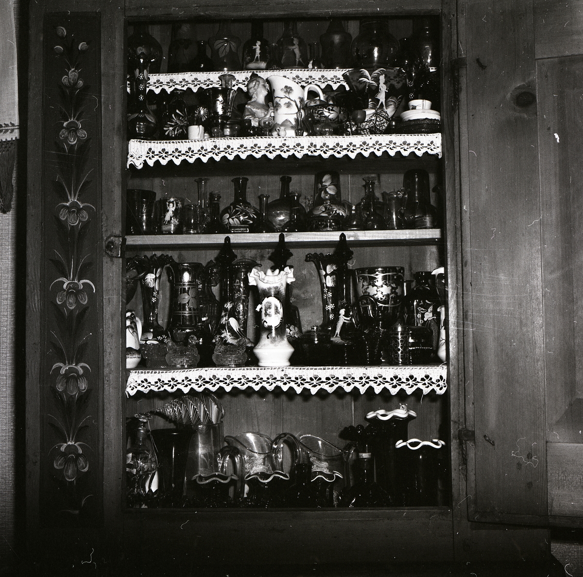 Ett skåp fyllt med kannor och vaser, 10 juni 1986.