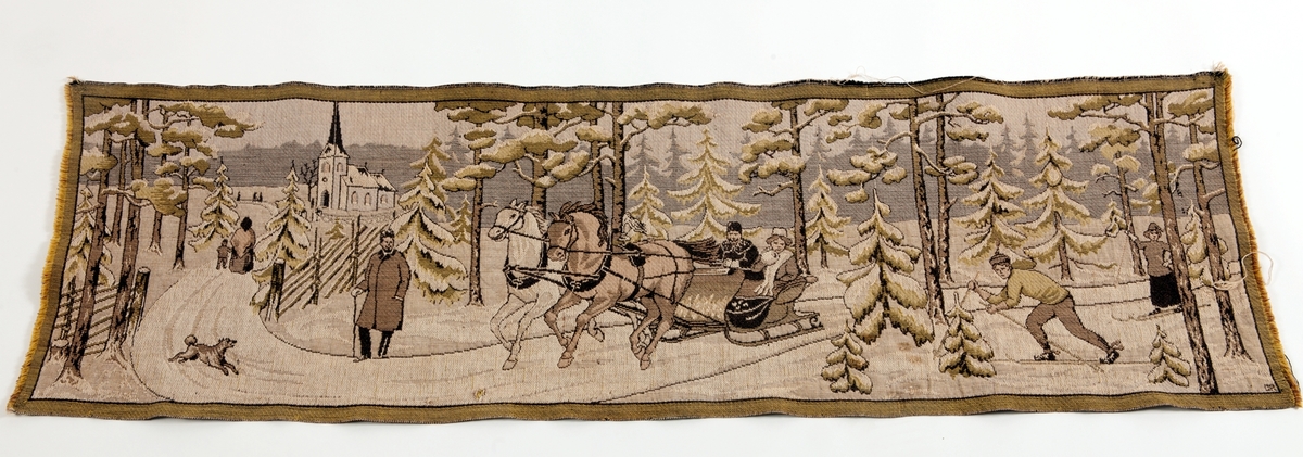 Bonaden (gobelängduken) föreställer ett skogslandskap täckt i snö. Mitt i bilden ett sällskap som åker släde bakom två hästar. Vägen på bilden leder tilll en kyrka och utanför kyrkan,s amt längs vägen går människor till synes på väg till kyrkan.