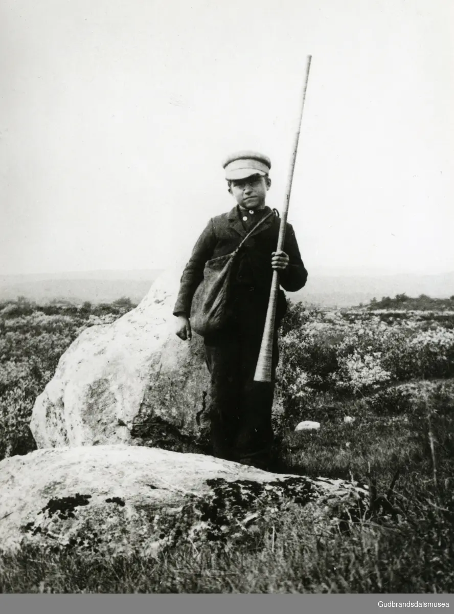 Gjetergutt, Torstein Lien fra Svatsum, med skreppe og lur. Luren ble brukt til å jage ville dyr med den stygge låta.