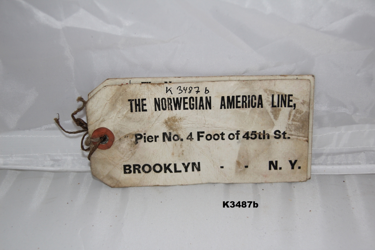 2 bagsjelapper: a og b. The Norwgian America Line.
 FIRST CLASS BAGGAGE.
Name: Wilhelm Schmidt
Stateroom no. 60.   Berth c.
On S.S. KRISTIANIAFJORD
Sailing JUN 24 1913
Destination Lillesand