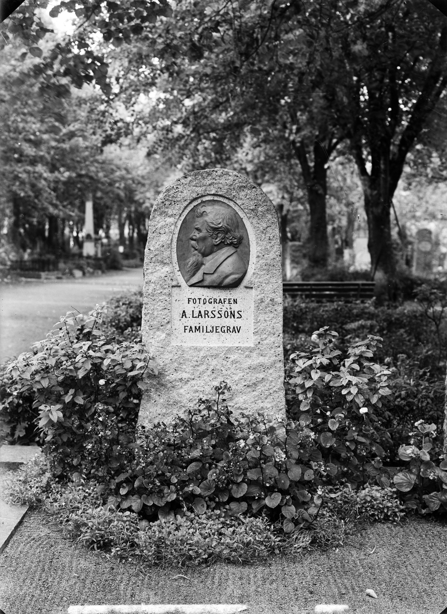 Fotografen A. Larssons familjegrav, Uppsala gamla kyrkogård