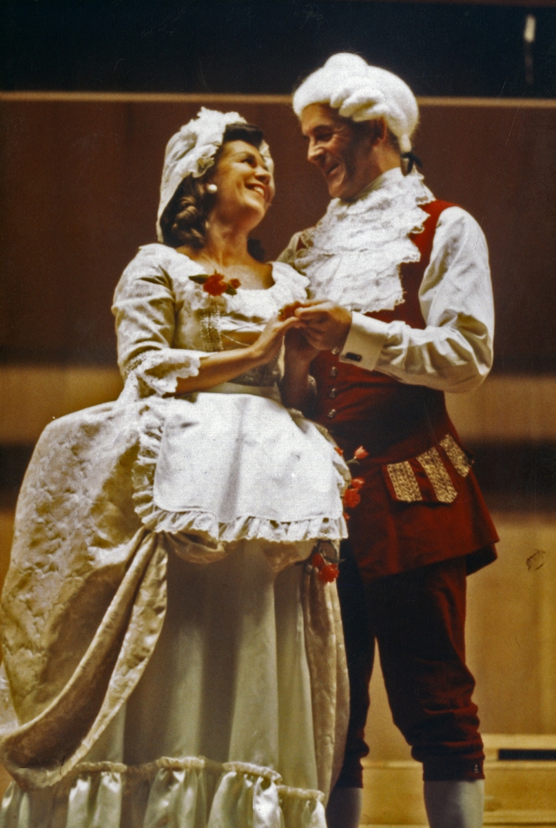 Bilde av Else Marie Lund og Per Sjølie fra utøvelsen av Mozarts "Tryllefløyten" i konsertsalen.