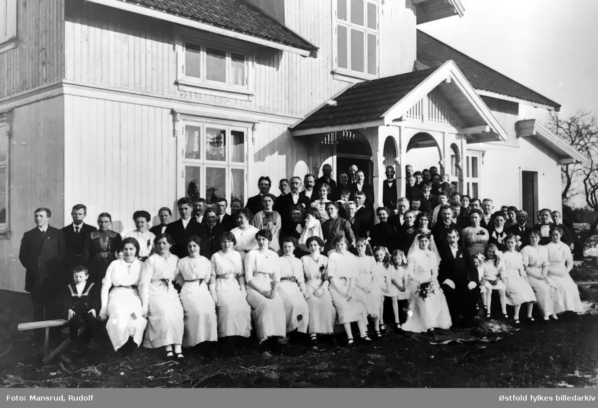 Olga og Johannes Haugteiens bryllup 28. mars 1914 på Lunder gård 28/1 i Askim. Marie Tokeruds foreldre.