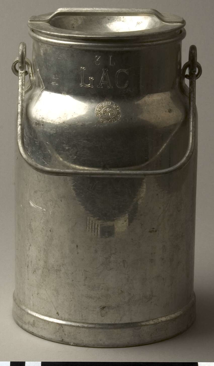 Mjölkhämtare med märkning LAC 3, liter av rostfritt stål.
A: Hämtare
B: Lock (50 x 130 mm).

Funktion: Förvaring och transport av mjölk