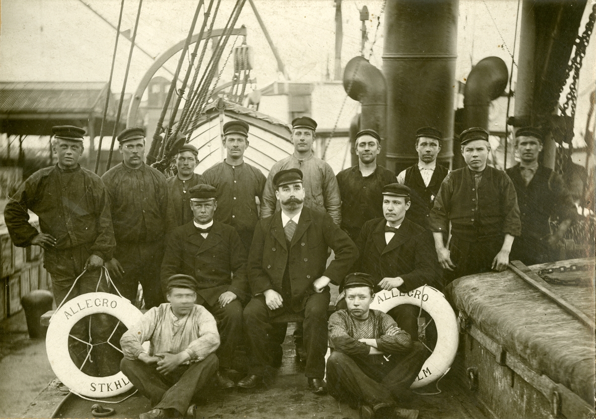 Besättningen ombord på S/S ALLEGRO. 
Mannen i mitten med mustachen är Axel Österholm.