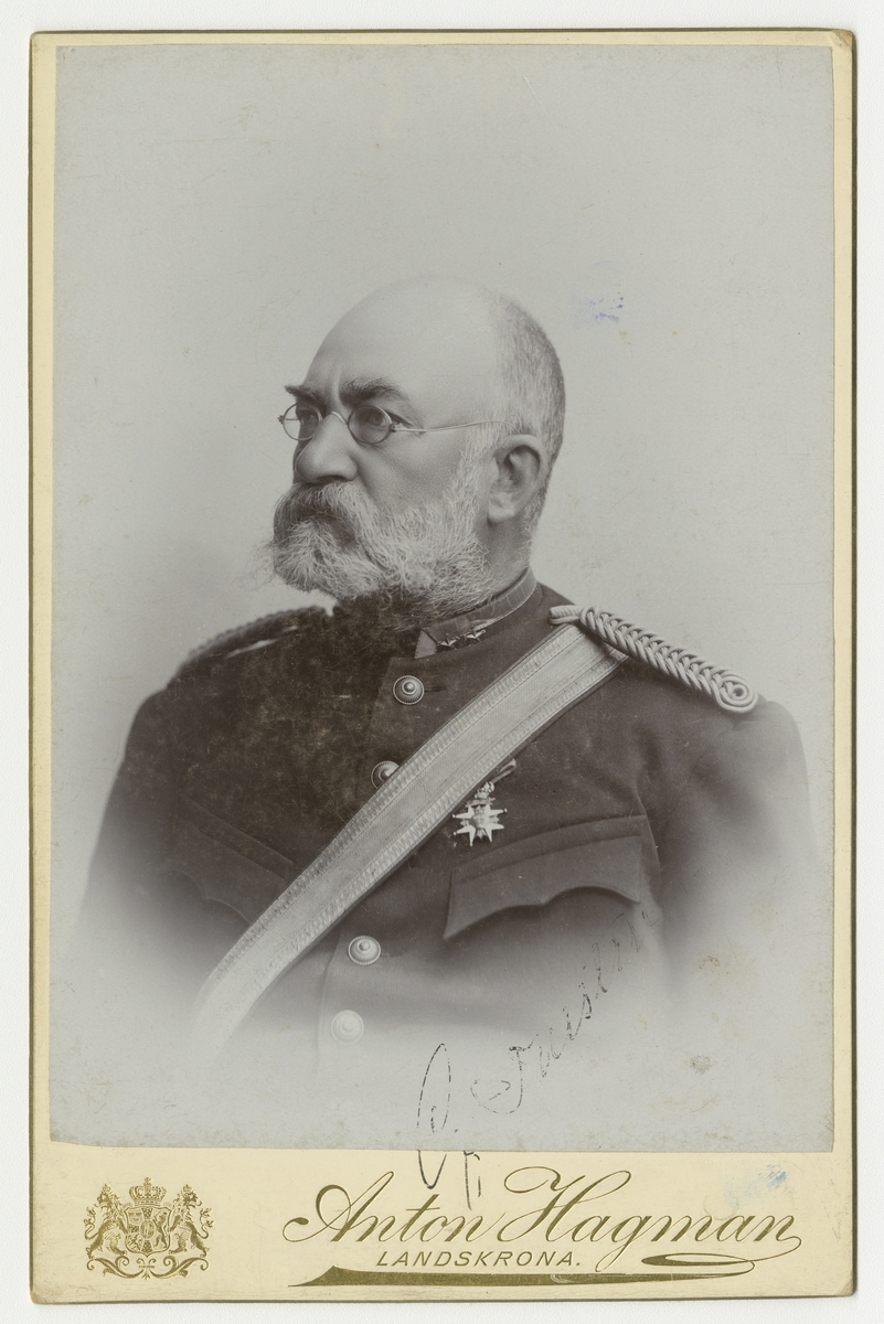 Porträtt av Gustaf Henrik Napoleon Thestrup, överstelöjtnant vid Wendes artilleriregemente A 3.

Se även bild AMA.0009113.