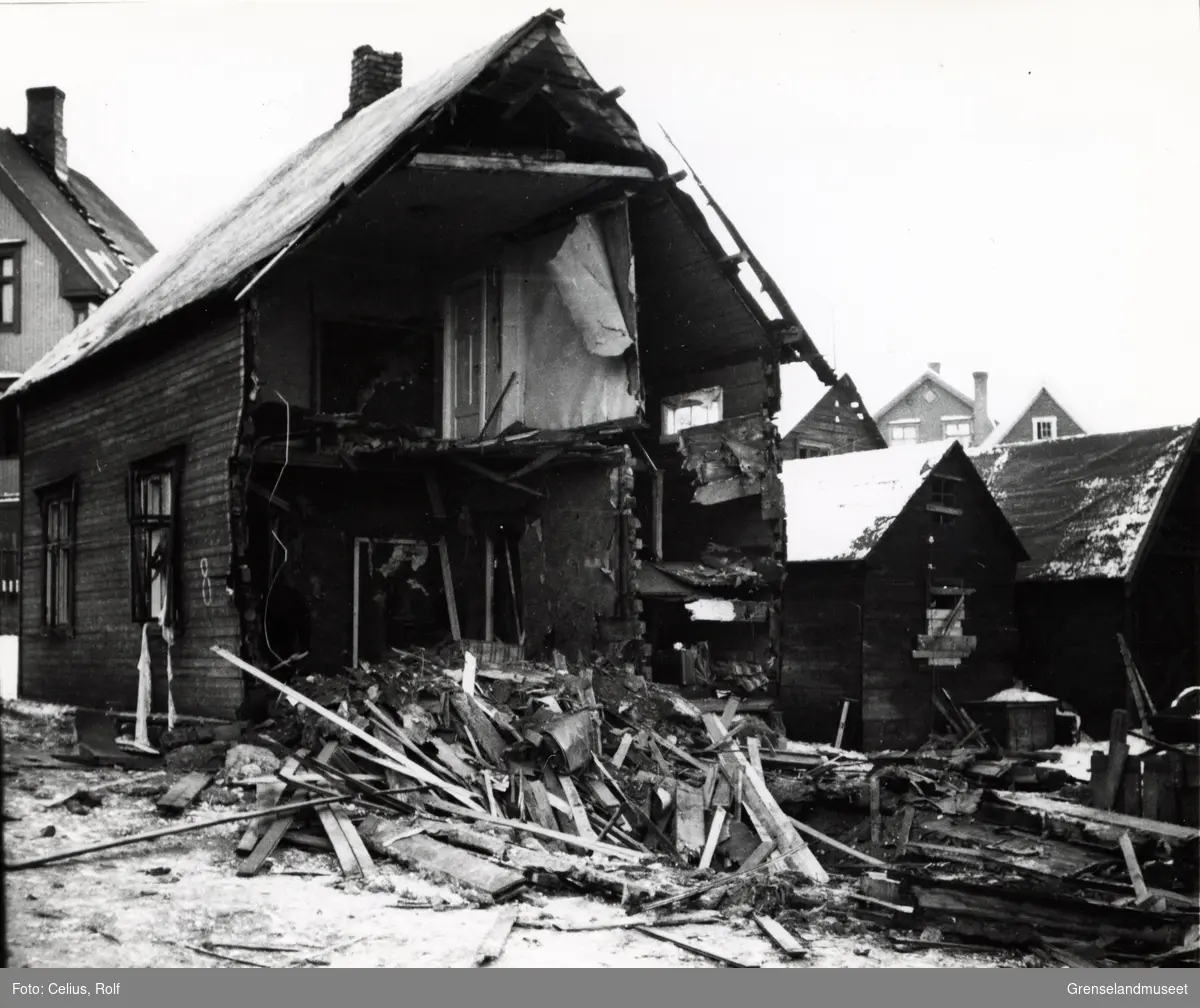 Los Svend Olsens hus, vis a vis Henry Aarnes bolig etter et bombeangrep 17.10.1941. Nylanderbakken.