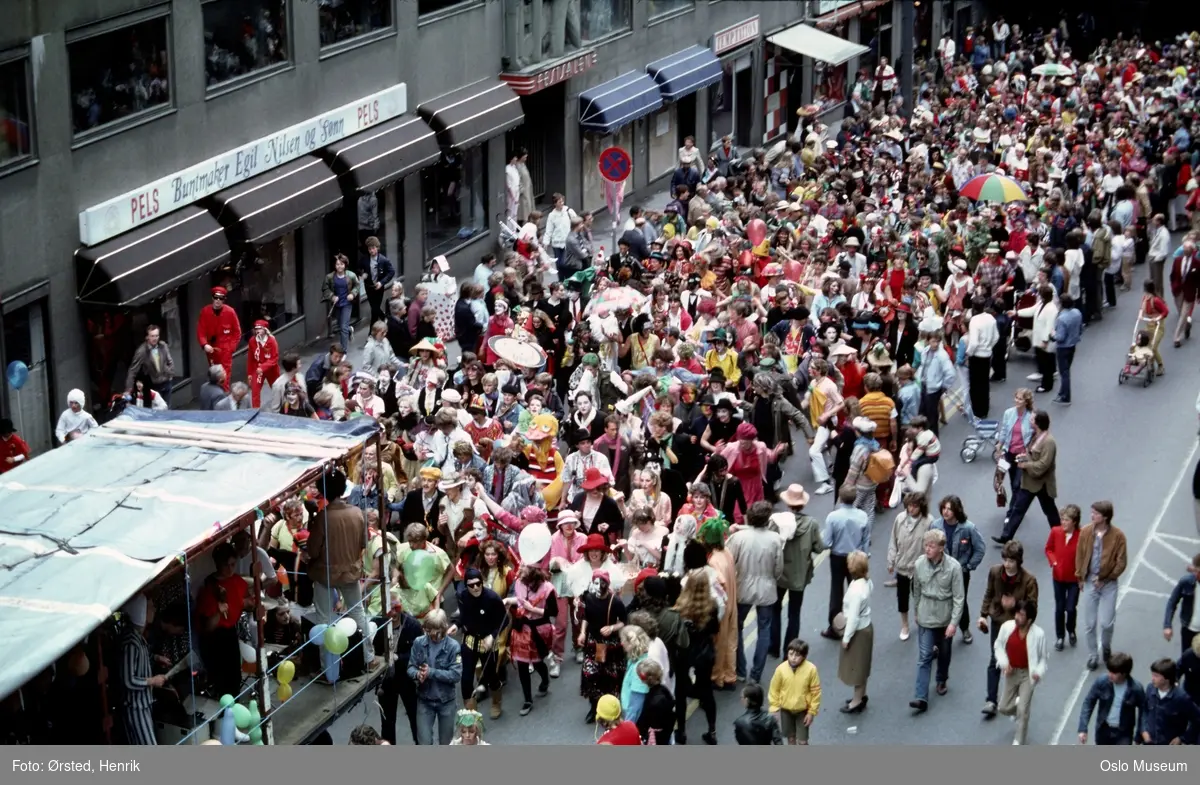 Oslo-karnevalet, mennesker, kostymer, kontorbygning, Bygningsarbeidernes hus