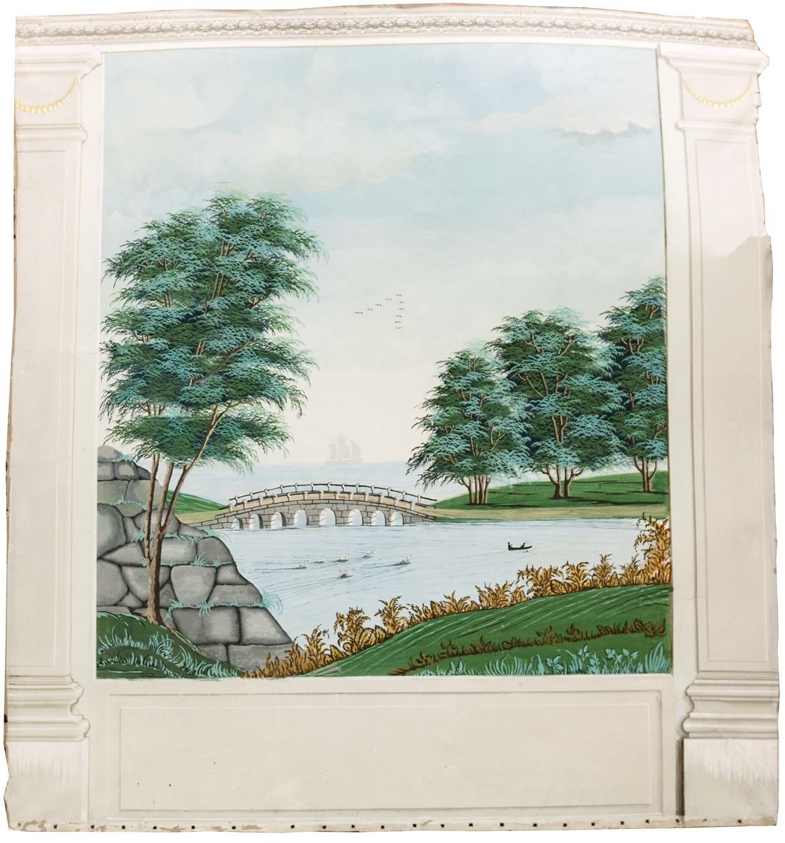 Väggmålning med pilastrar och väggfält med landskapsvy, sjö med stenbro, en eka och en plog med fåglar på himlen.
Limfärg på papp.