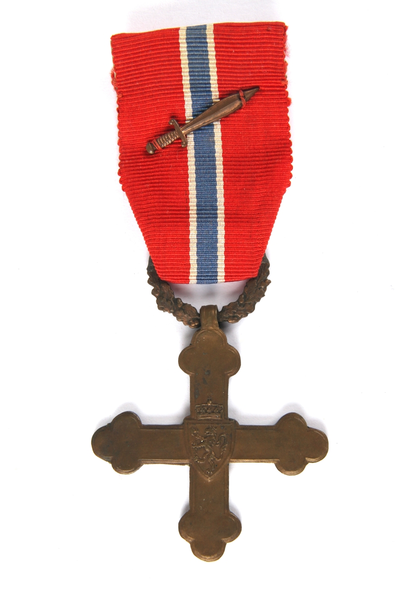 Utmerkelsen krigskorset med sverd tildelt Sverre K. Andersen 7. Mars 1947, for fremragende innsats for Norge under andre verdenskrig.