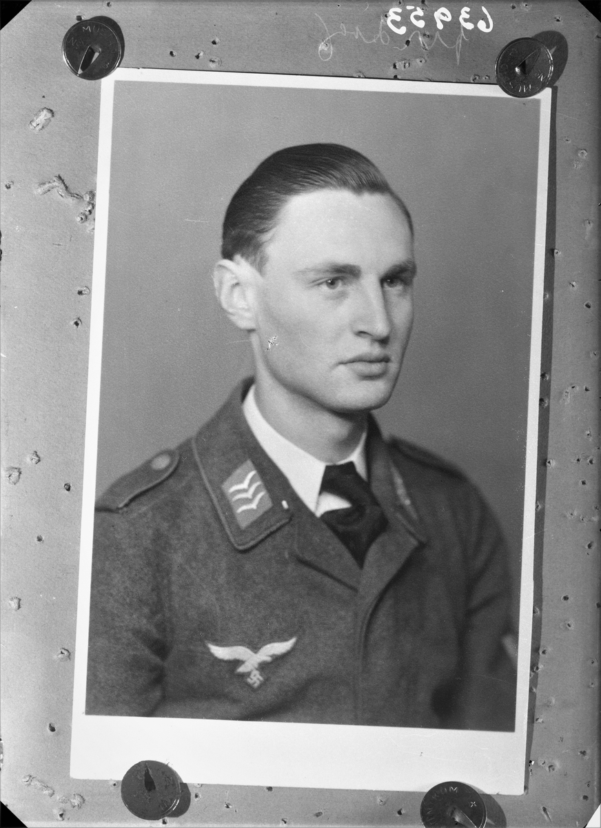 Portrett. Ung mørkhåret mann i tysk militæruniform, hvit skjorte og mørkt slips. Kopi.  Bestilt av Obgefr. Willi Windersmidt - 12790