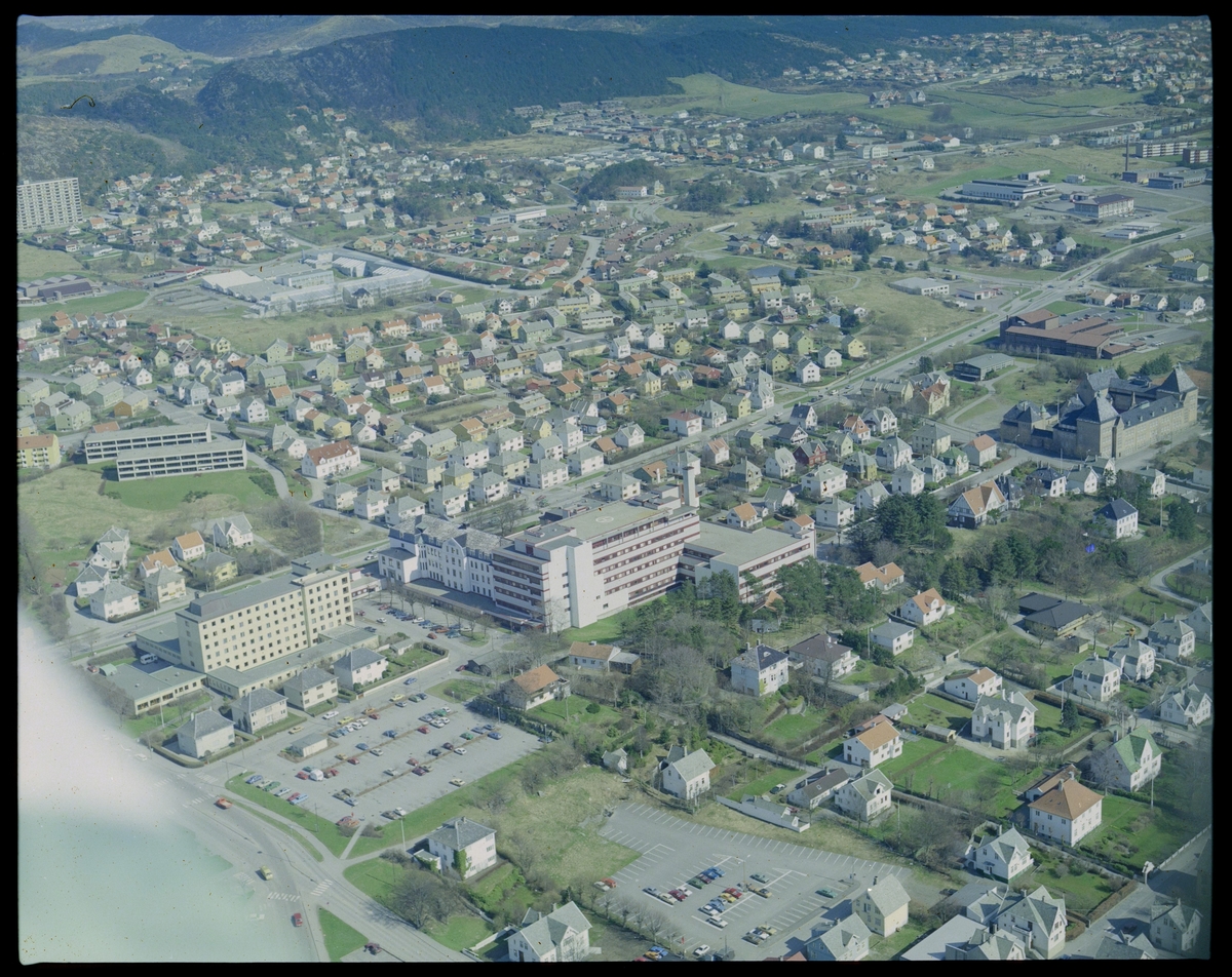 Flyfoto av Haugesund sykehus med omgivelser, tatt fra nordvest.