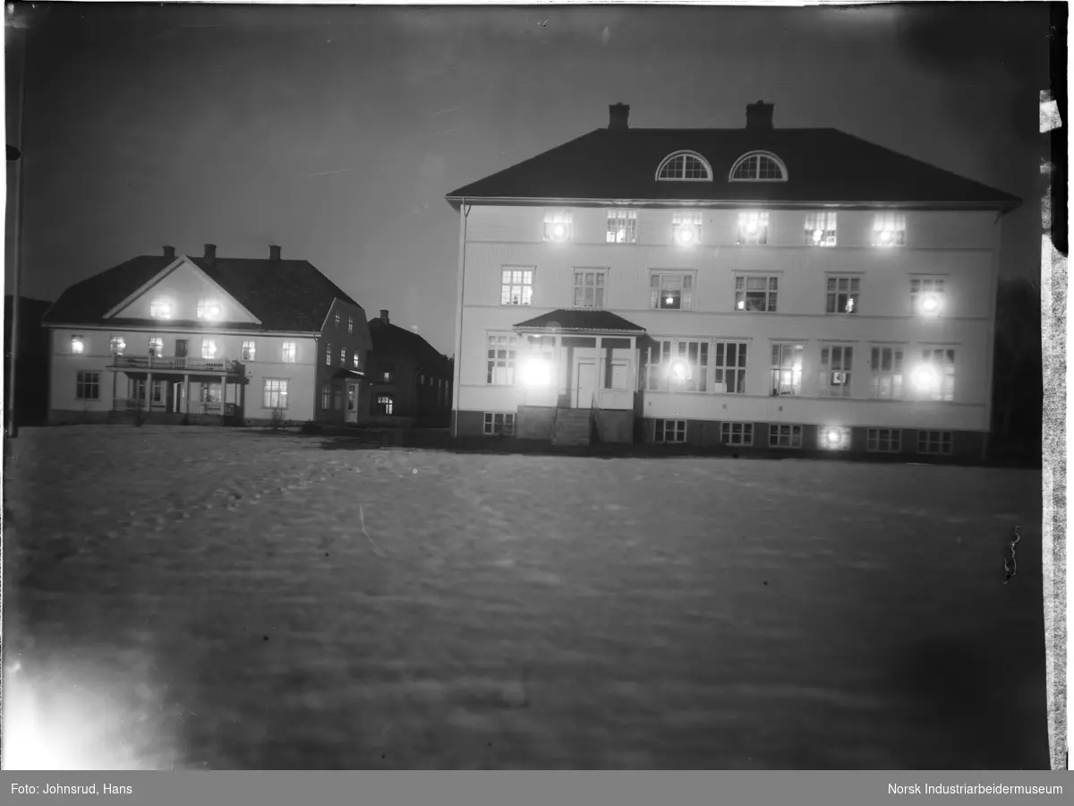Tre bygninger ved Sagavoll ungdomskole på vinteren.