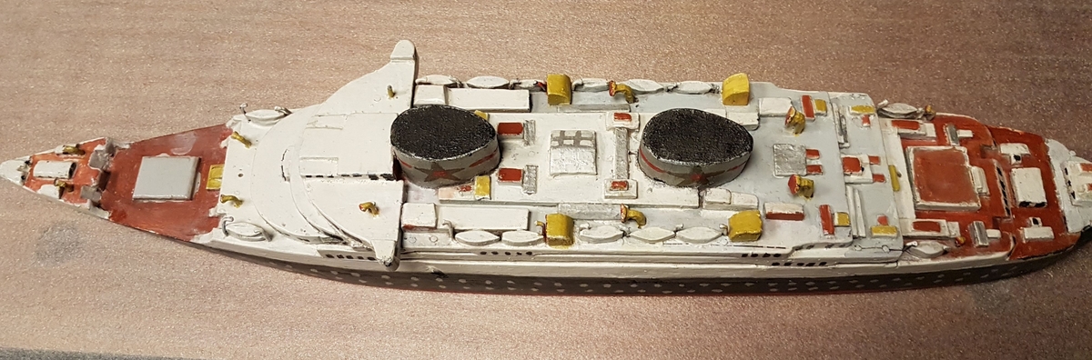 Skipsmodell laget av tre, passasjerskip, elevarbeid.