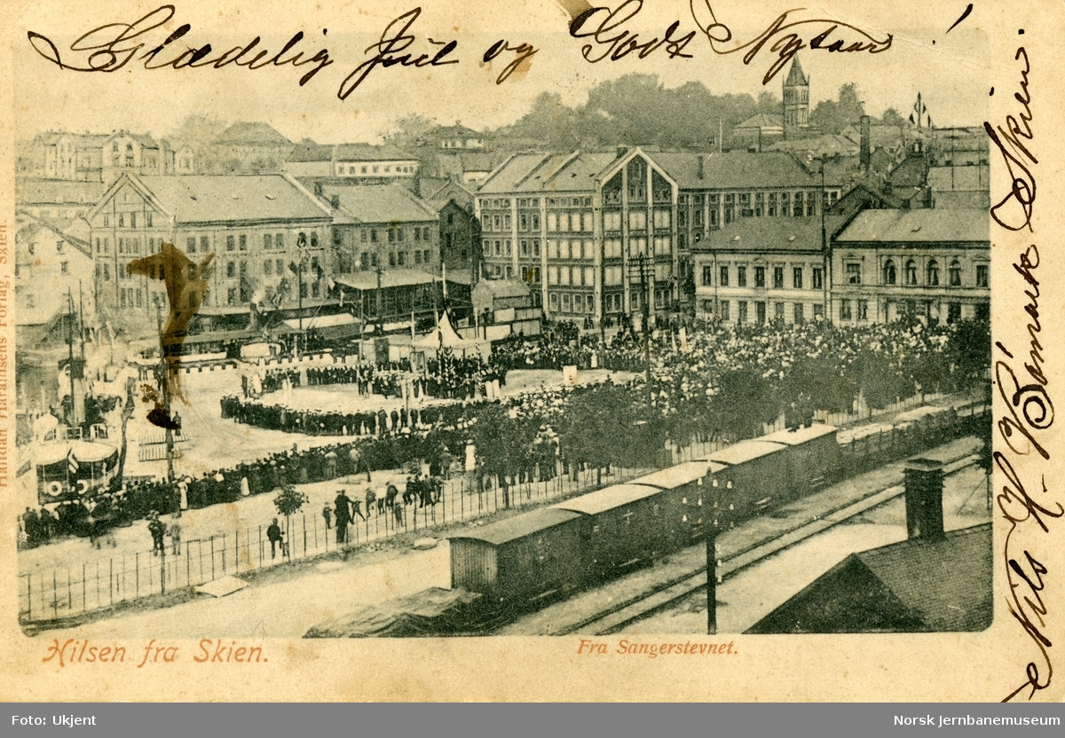 Sangerstevnet i Skien 11. juni 1899. I forgrunnen smalsporede godsvogner litra G.