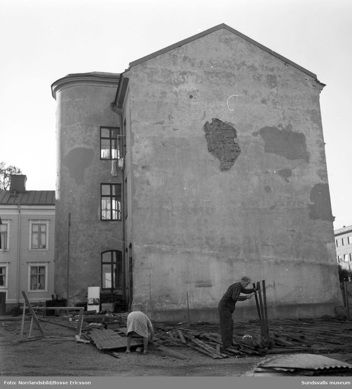 Fastigheten vid Södra Järnvägsgatan 29, exteriörbilder. Rörbolaget och i hörnet mot Thulegatan Sjöléns färgaffär. På granntomten är det nyligen rivet.