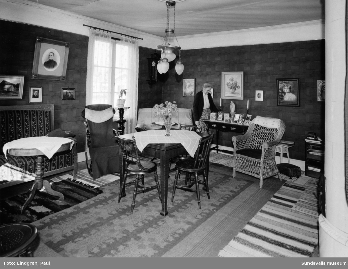 Interiör från Södermalmsgatan 44. Fröken Anna Jonsson (1888-1970) i huset som hennes far Per Jonsson (1852-1904) byggde 1884. Han gjorde även alla snickerier samt flertalet möbler till huset.