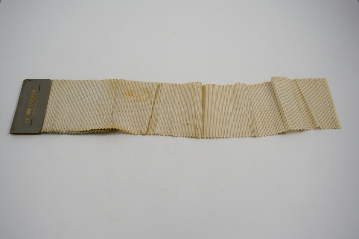 Rektangulære tekstilprøver av samme kvalitet, men ulikt design, stiftet sammen med papiromslag. Hver stoffprøve er merket med en klistrelapp med nummer. Heftet viser kvalitet "Glenwood" og design 30-40.