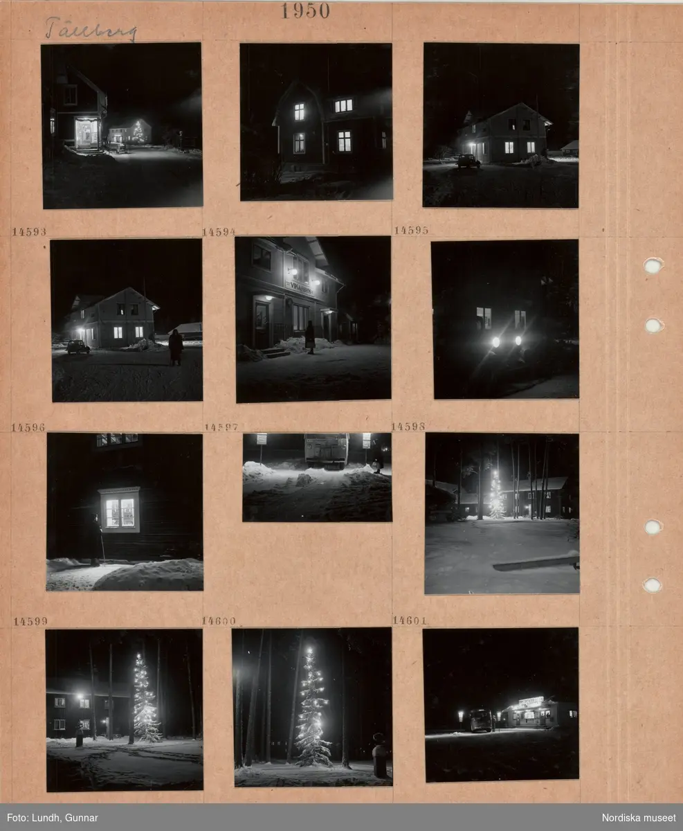 Motiv: Tällberg (Dalarna) ;
Nattbild med en bil parkerad vid en affär vid en gata, exteriör av hus, nattbild med en kvinna som står vid ett stationshus med skylt "Vikarbyn", nattbild med strålkastarna på en bil, en kvinna möjligen Ester Lundh står vid ett upplyst fönster, en busshållplats, en julgran med julgransbelysning utomhus, en busshållplats med en byggnad med skylt "Busscentralen".