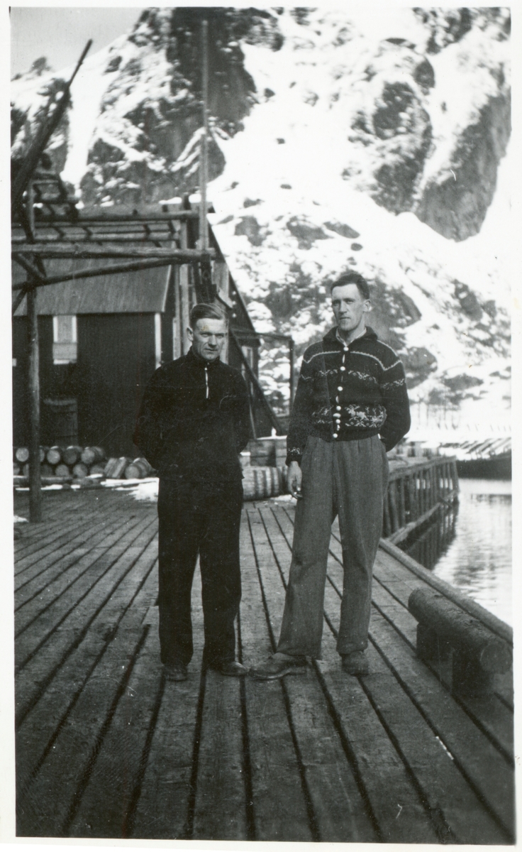To menn på kaia til fiskebruk i Svolvær