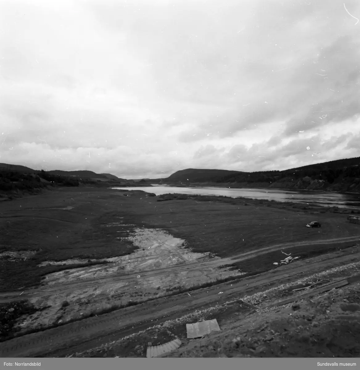 En stor grupp bilder från Indalsälvens dämningsområden i samband med bygget av Bergeforsens kraftverk.