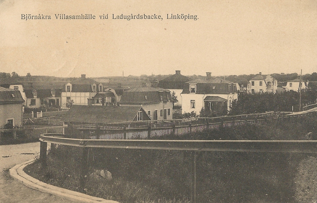Vykort Björnåkra villasamhälle vid Ladugårdsbacke i Linköping.
Linköping,villor, Björngatan, Ladugårdsbacke, 
Poststämplat 30 augusti 1916
foto A Ohlander