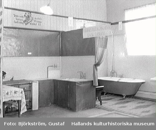 Utställning. Hantverks- och industrimässan 1927. Gamlebyskolan, Varberg. Varbergs rörledningsaffärs utställningsmonter med bl a badkar och diskbänk med vattenkran.