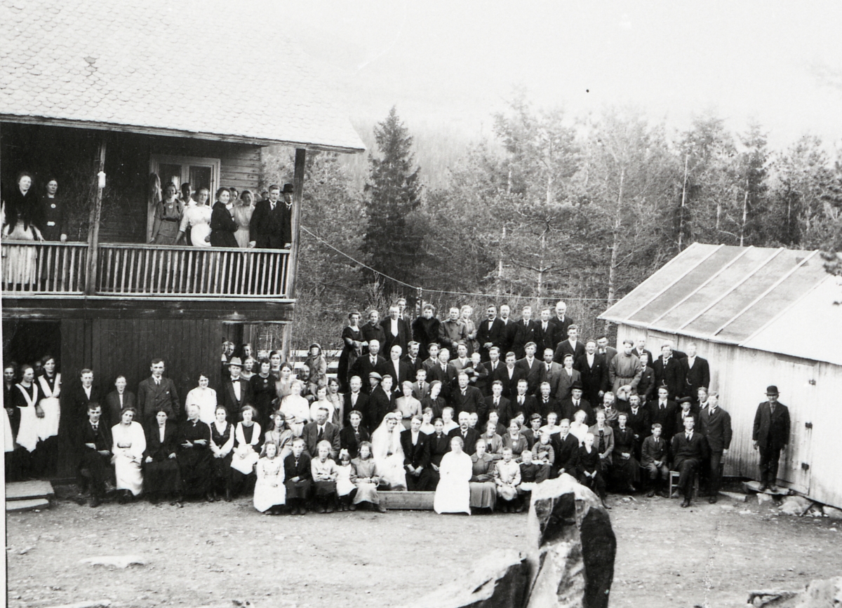 Foto frå bryllaupet til Ola J. Dahle og Bergliot Søhus 1922.