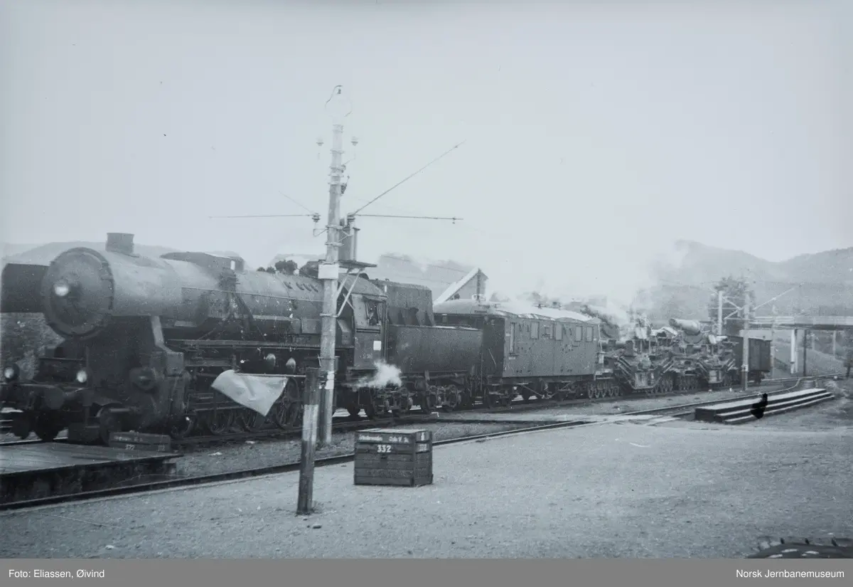 Damplokomotiv type 63a med spesialtransport av vogn lastet med kanoner ...