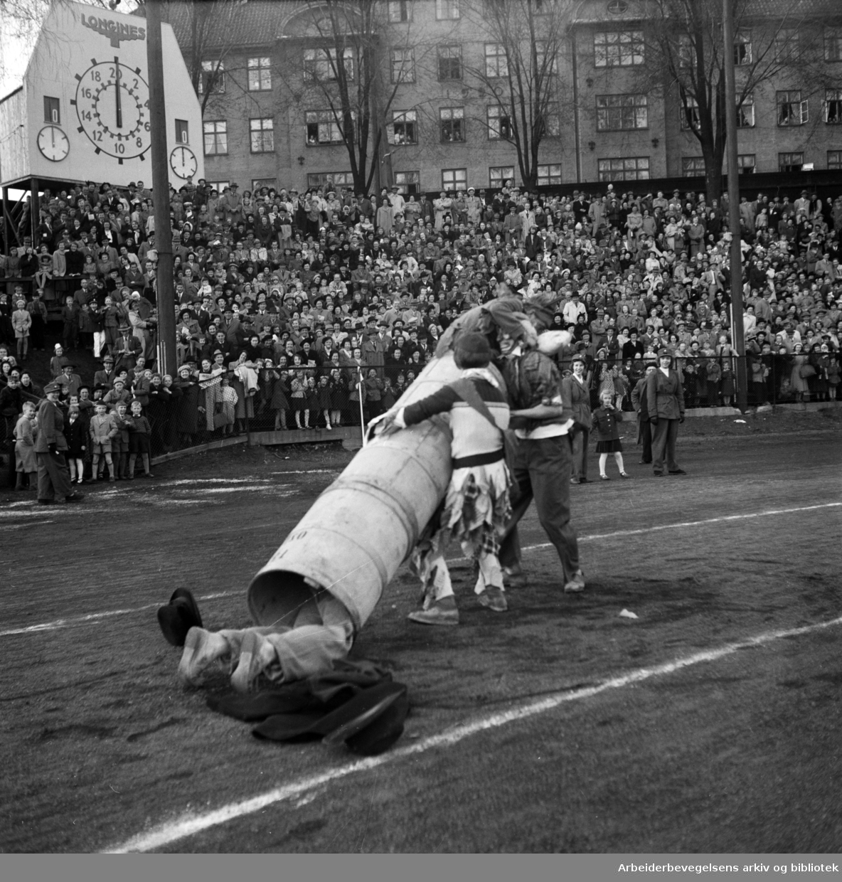 Oslo Framkrets. 1. Mai 1952. Framfylkingens arrangement, Barnas 1. mai på Dælenenga. Klovner.