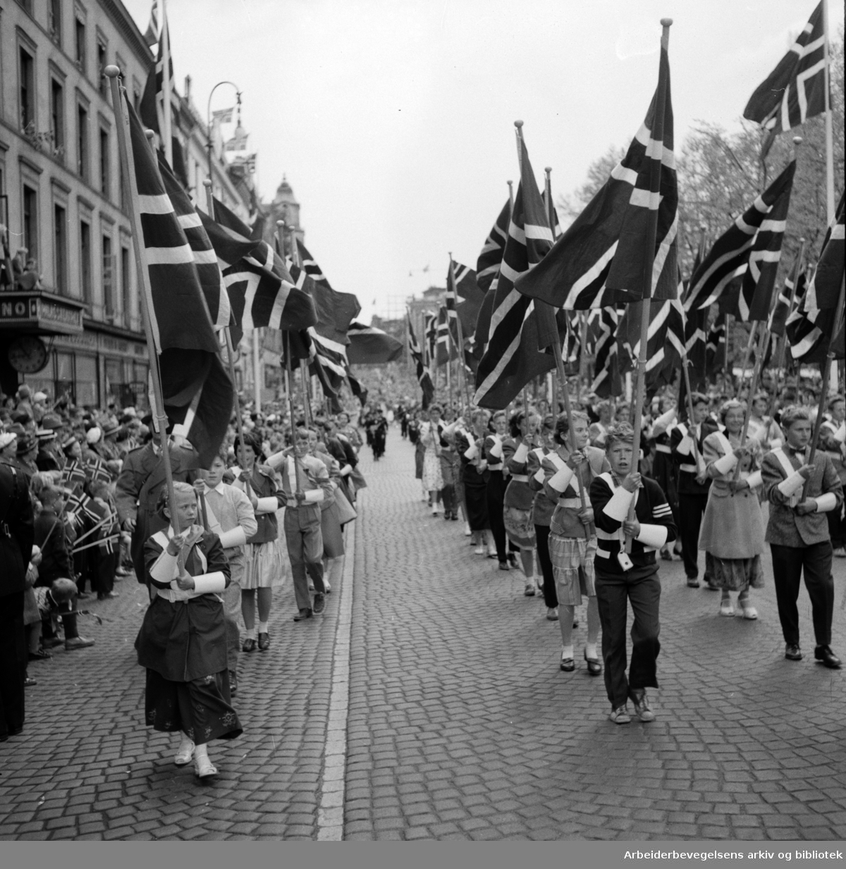 Barnetoget. Flaggborg. Karl Johans gate. 17. mai 1956