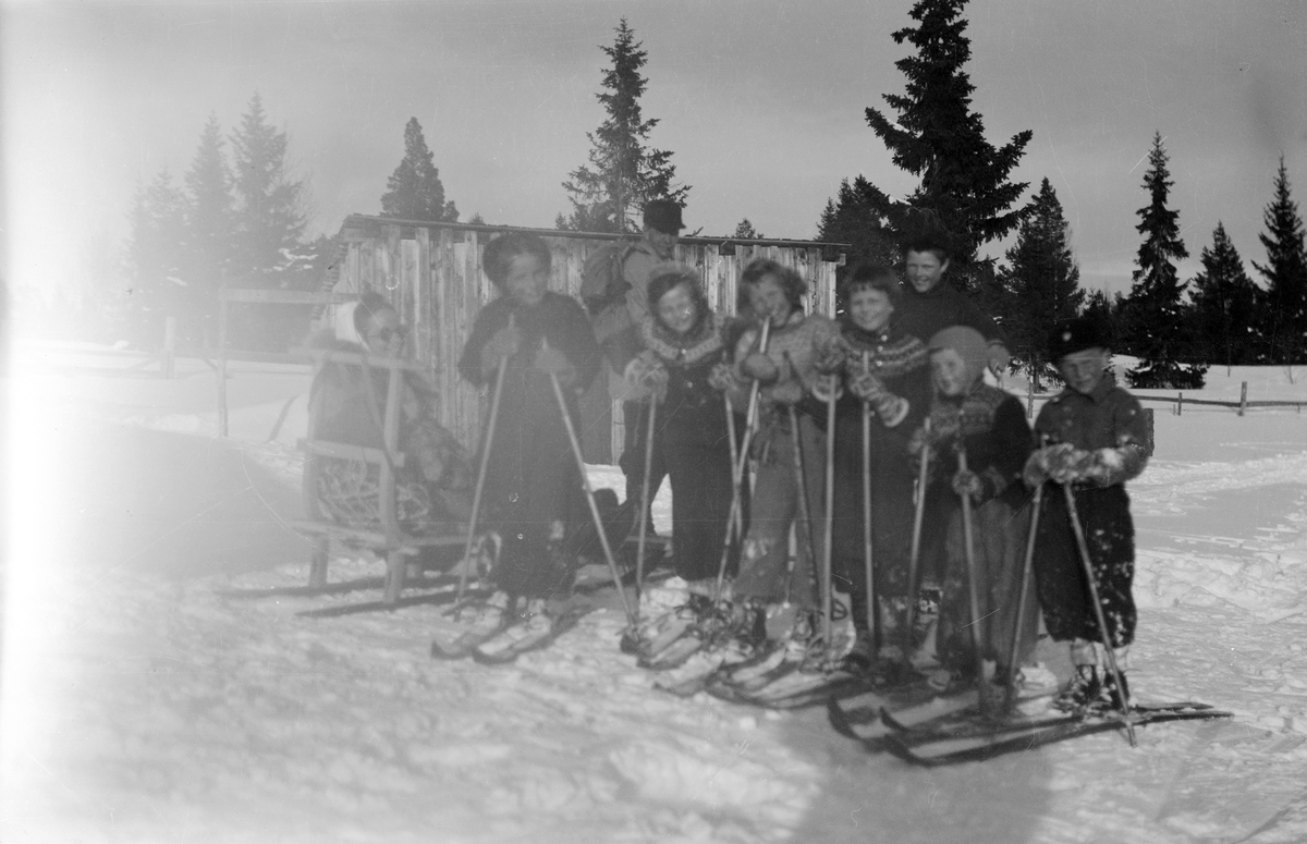 Barn på skitur