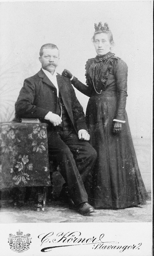 Brudebilete av Tollak Tollaksen Tunheim (1853 - 1942) f. Ualand i Ogna (Hå), g. 1902 med Anna Andreasdtr Undheim (1869 - 1955).