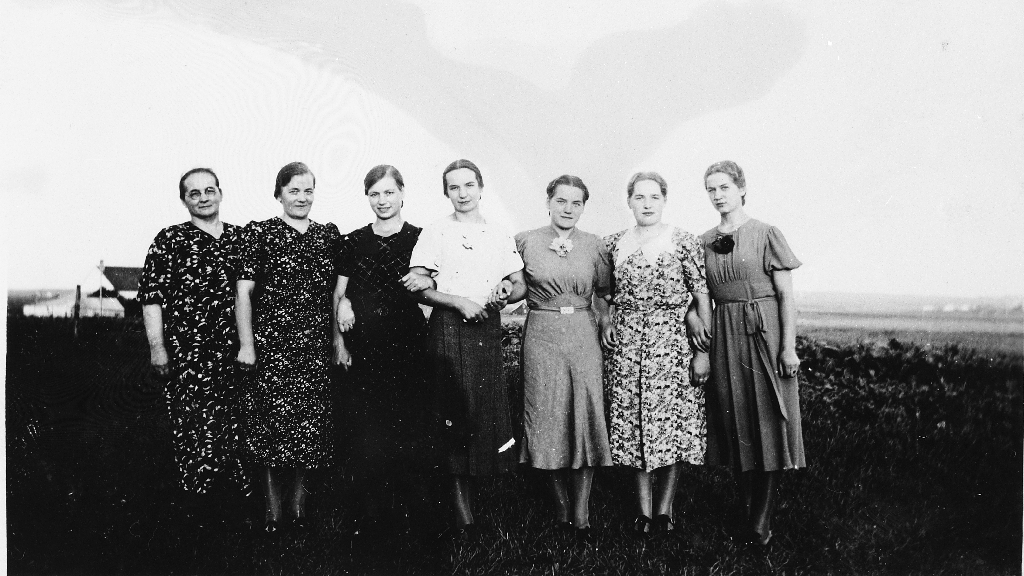 Familiebilete av mor med 6 døtre, tke på Varhaug under 2. verdskrig.
f. v. mor Gjertrud Undheim g. m. klokkar Halvar Tunheim, Astrid Torstensbu (1907 - ), Gudrun Kveven (1911 - ), Målfrid Ånestad (1914 - ), Dagny Malkenes (1918 - ), Guri Oltedal (1919 - ), Solveig Skretting (1921 - ).