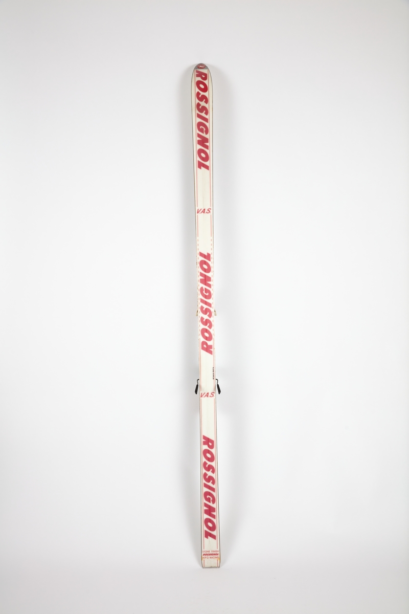 Et par Rossignol slalomski med Salomon bindinger. Skiene ligger i en blå skipose merket Salomon.