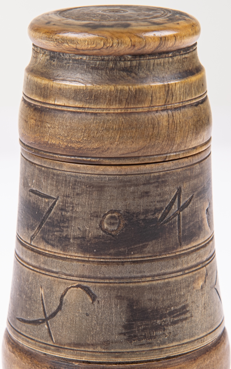 Bläckhorn. Horn. Märkt 1704 samt bomärken HPS. Cylindrisk form. Nederdelen utgör sanddosa. Med skruvlock.