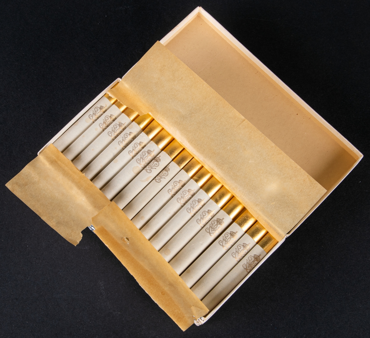 Cigarettförpackningar, 3st, Gustav V:s cigaretter.
Askarnas storlek:
a-b: 8,5x16,5cm
c: 8x12cm