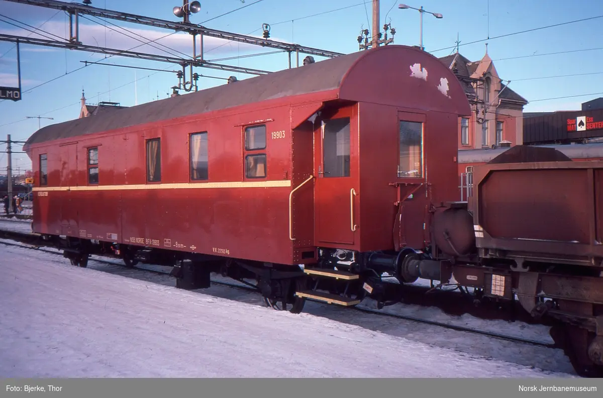 Person- og konduktørvogn litra BFV1 nr. 19903 på Hamar stasjon