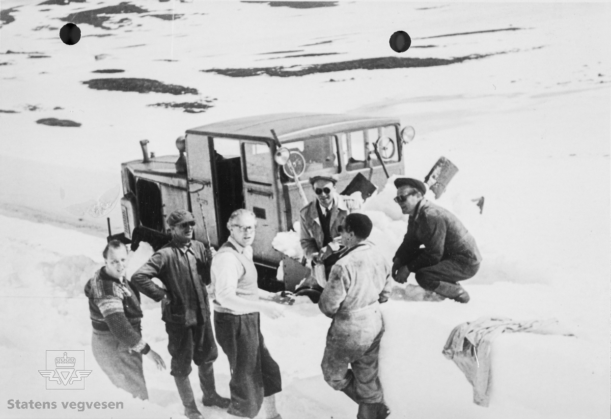 I 1928 ble det åpnet veg over Hardangervidda fra Eidfjord til Haugastøl. Strekningen Geilo-Haugastøl stod ferdig i 1938. Vegen over vidda var vinterstengt fram til 1940. Åpningen skjedde normalt ved St. Hans. Under krigen 1940-1945 brukte tyskerne store ressurser på å holde vegen åpen hele året. Blant annet hadde de et stort antall tunge snøfresere til disposisjon. Etter 1945 ble igjen Hardangervidda vinterstengt i mange år framover. De tyske snøfreserne ble overtatt av Statens vegvesen og brukt vider hver vår ved åpning av Hardangervidda. De gikk gradvis ut av bruk fram til 1980. Den siste har overlevd og er plassert på Norsk vegmuseum Labro.  

Her seks personer og en «Petter-fres», trolig rundt 1960. Pause i brøytinga og prat med «turister». Bak fra høyre Henrik Brenden og oppsynsmann J Holmen. Nummer 2 fra venstre O.E. Reinton og nummer 3 journalist Lunde fra Aftenposten.