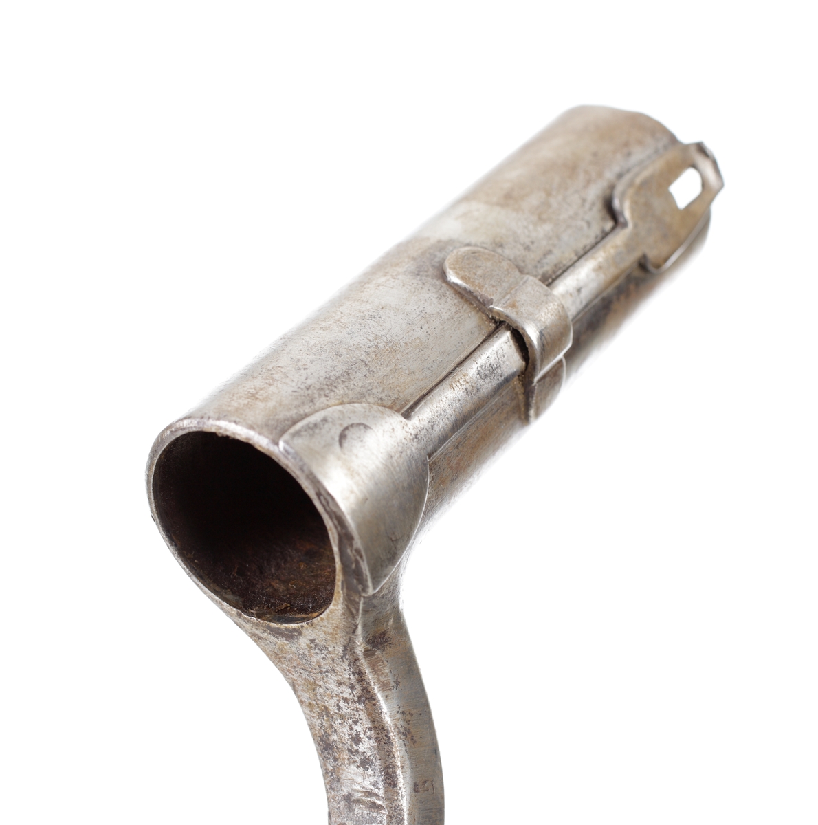 Hylsbajonett med eneggat knivblad. Bajonettarmen har en fyrkantig genomskärning med avfasade hörn. Bajonetten låses med en fjäderbelastad hake om pipans bajonettklack. Klackgången är kort och dold av låshaken.
Inskrivet i huvudkatalog 1868.