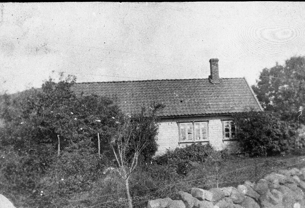I dette huset på Høyland fekk mora til Leif Lende og tre born bu då faren døydde i 1916. Leif Lende er eigar av biletet.