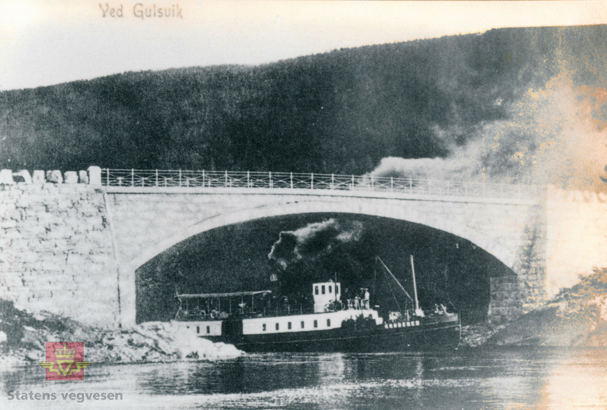 Det angis som sikkert at bildet kan være tatt så sent som i 1940. Men dampbåttrafikken på Krøderen opphørte i 1925. 
Opplysninger fra Finn Halling.