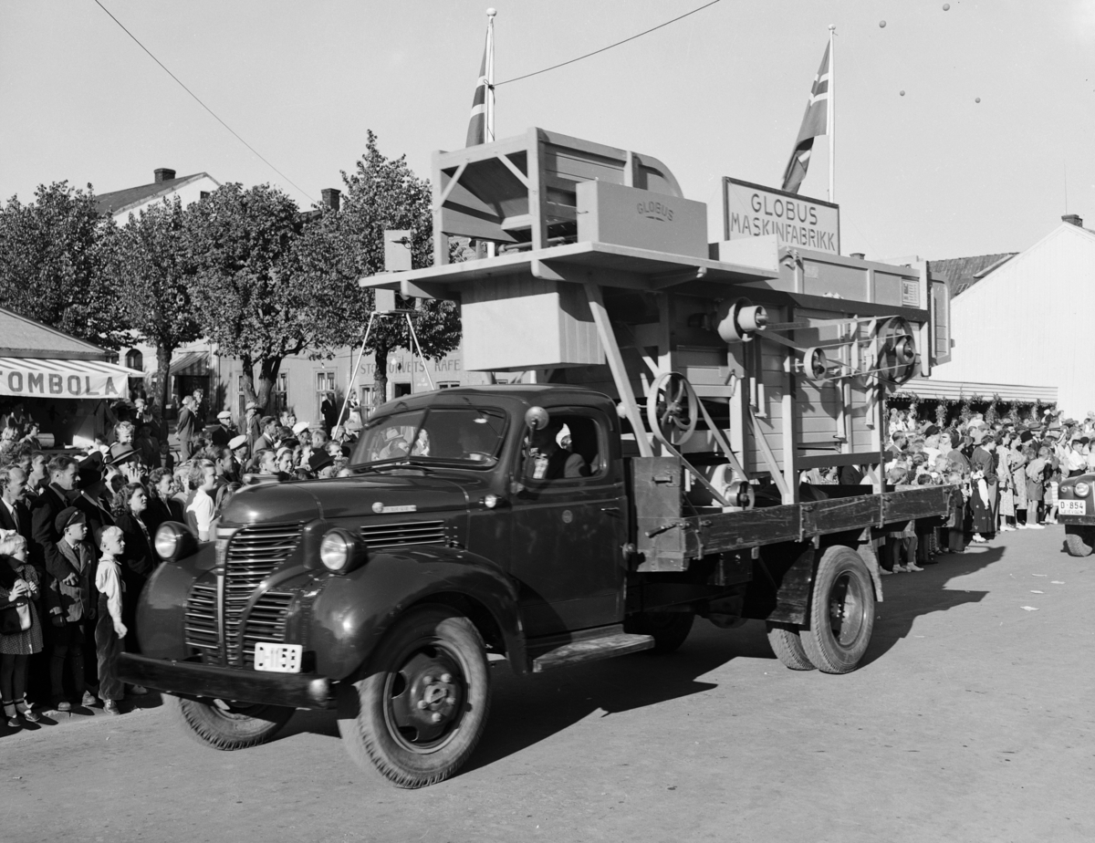 Hamardagen, Stortorget, Hamar. 1946. Opptog. Fargo lastebil D-1158 ,1939-modell, montert på Den Norske Automobilfabrikk, Kambo ved Moss. Globus Maskinfabrikk.