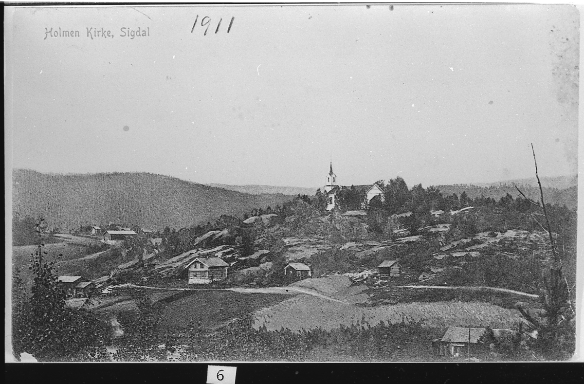 Holmen kirke i Prestfoss. Utsikt fra Kringstad, med Fossen i forgrunnen og Ramstad i bakgrunnen. Postkort, påskrevet 1911.