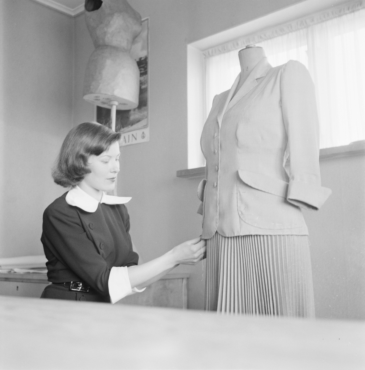 Mode - modesömmerska i Läbyvad, Uppsala, juni 1952