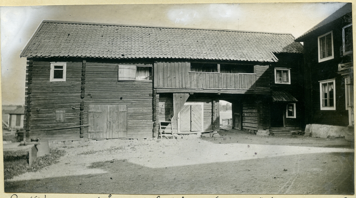 Munktorp sn, Köping, Norrsylta.
Norrgården. Portlider med svalgång och helgdagsstuga på loftet,1914.