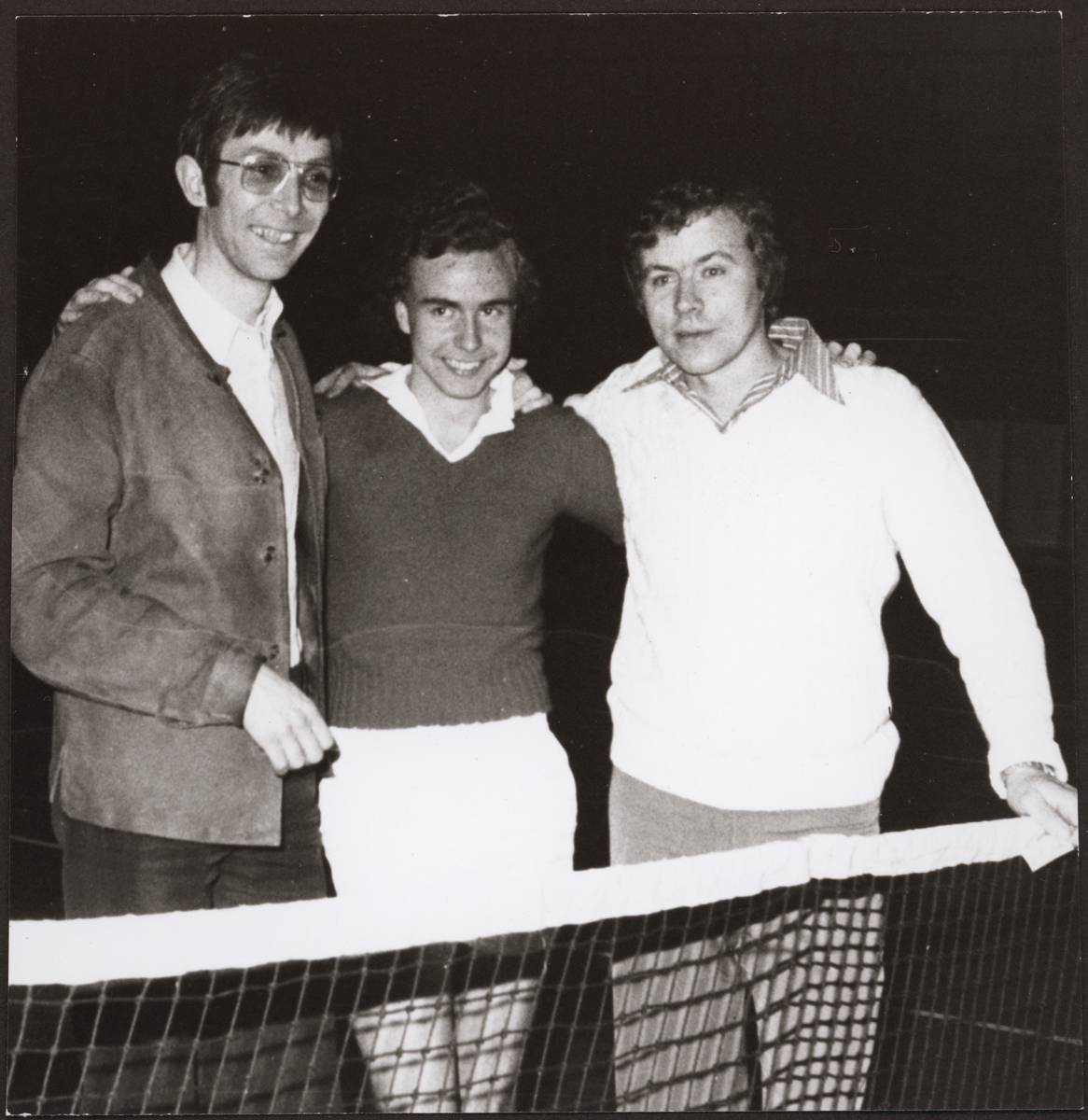 Från vänster: Roland Thörnqvist, Inge Svensson och Bert Johansson. Gruppsegrare i en tennisturnering.