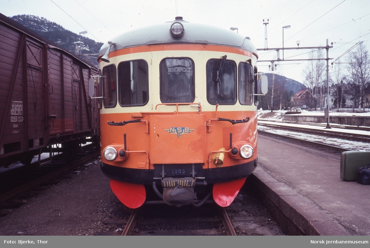 Innleid svensk motorvogner litra Y7 nr. 1205 fremst i persontog 3010 til Flekkefjord på Sira stasjon