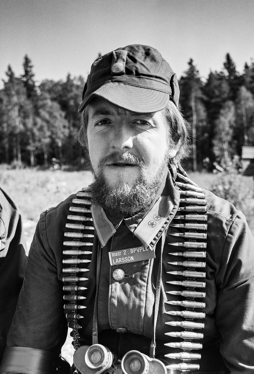 Sommaren 1978 genomfördes en samlad befälsutbildning på ksp m/58.
Här ser vi en grupp som skjuttränar på Häradsfältet. 
Fanjunkare Lars-Erik Larsson. Han lämnade senare regementet för K 4 i Arvidsjaur.