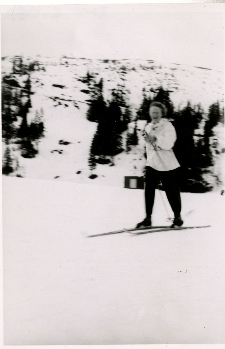 Gudrun Ranum på skitur i vinterlandskap.